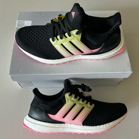 (NWT) Adidas Ultraboost 5.0 DNA Women’s, Size: 9 - Picture 1 of 11